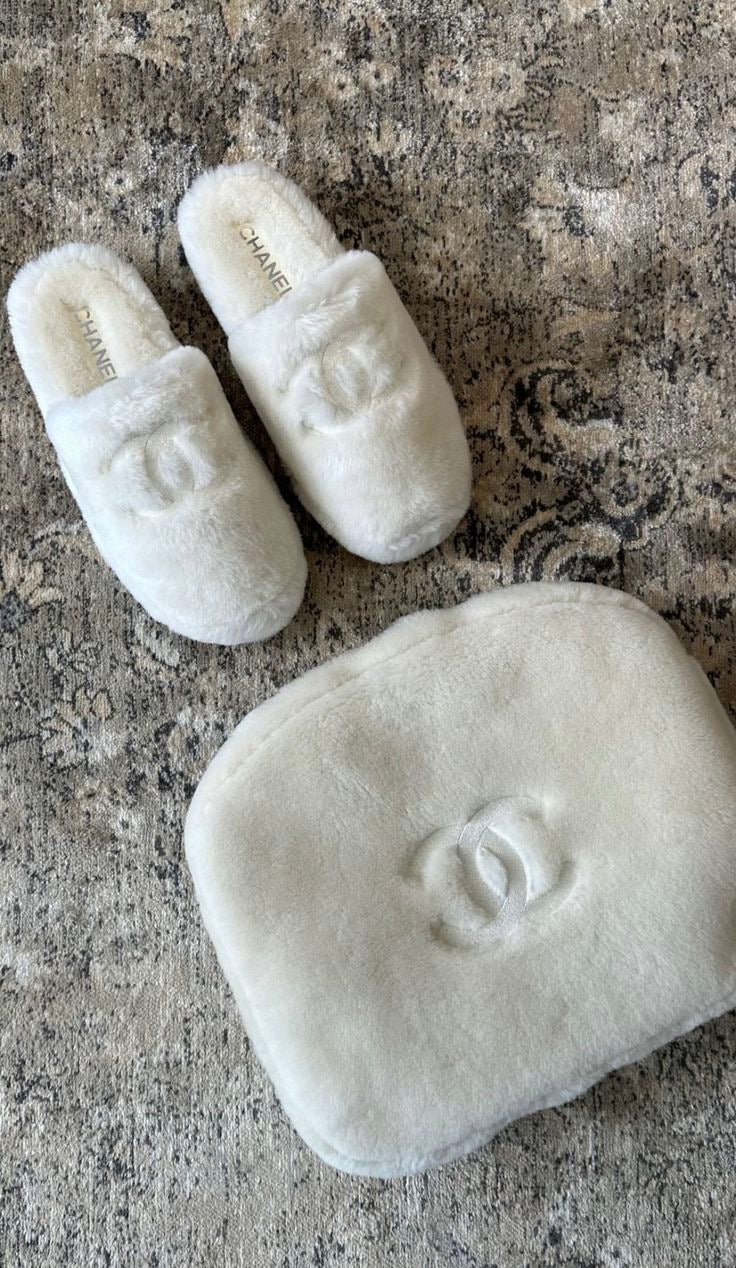 SET Slides + beauty bag