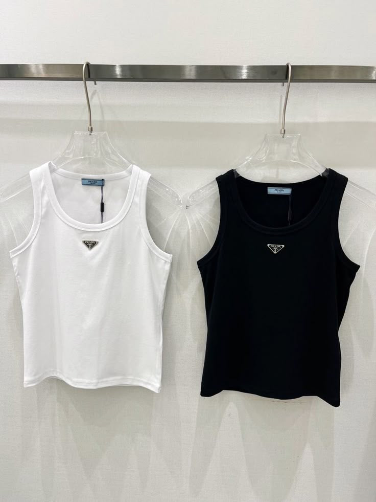 P tops black / white