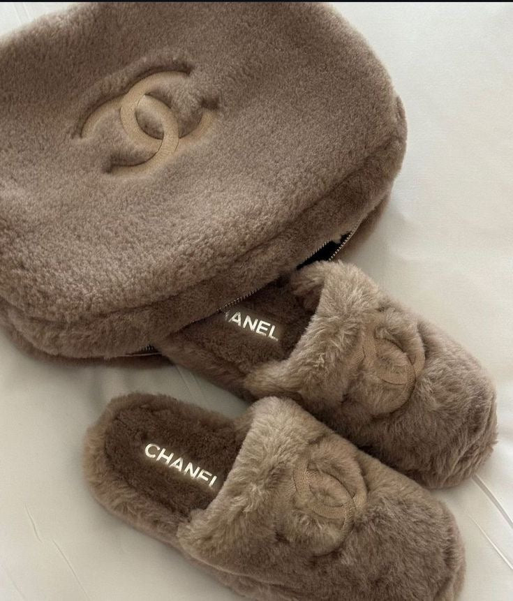 SET Slides + beauty bag